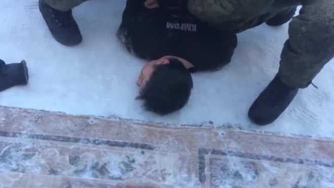 Появилось видео задержания одного из напавших на школу в Бурятии