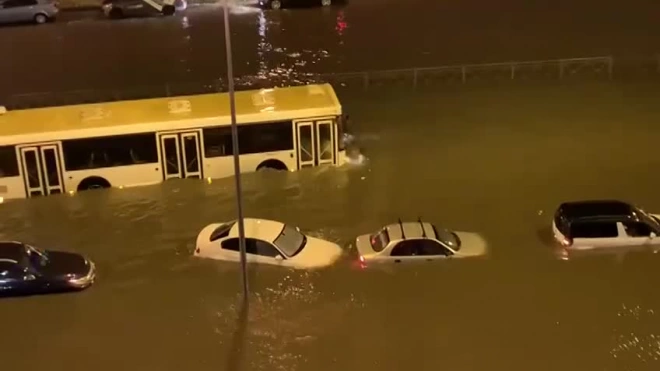 Ночной ливень затопил несколько улиц Петербурга – видео