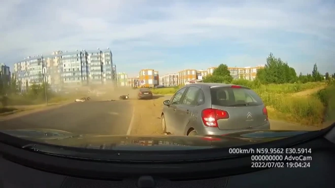 В Янино пара на мотоцикле врезалась в припаркованную машину