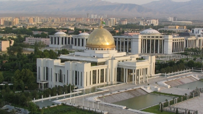 Президент Туркменистана поставил в Ашхабаде памятник самому себе 