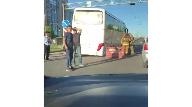 Видео: на проспекте Косыгина автобус провалился в дорожную яму