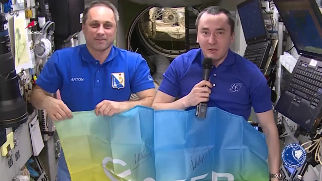 Космонавты Антон Шкаплеров и Пётр Дубров поздравили СберБанк со 180-летием прямо с околоземной орбиты