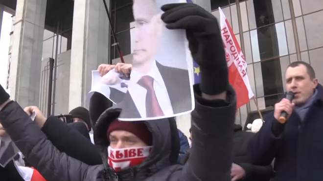 К посольству России в Минске стянулся спецназ