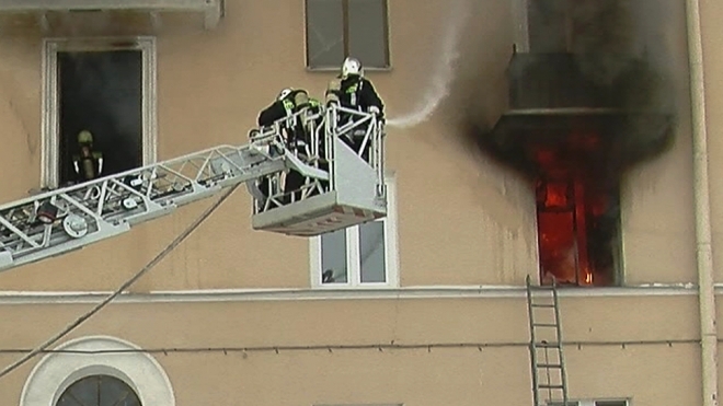 Жильцы сгоревшего дома на Стачек обвиняют пожарных