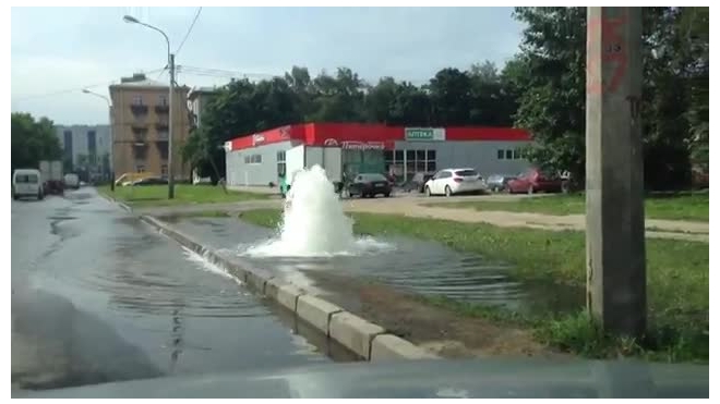 Появилось видео фонтана холодной воды на проспекте Большевиков