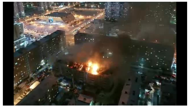 В пятиэтажке Нижневартовска сгорел чердак и кровля жилого дома