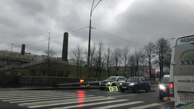 Ветер в Петербурге повалил более десятка светофоров и дорожных знаков