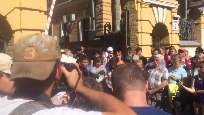 Появилось видео митинга сторонников Савченко у стен администрации Порошенко
