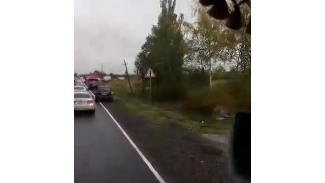 На Ропшинском шоссе разбились грузовик и внедорожник