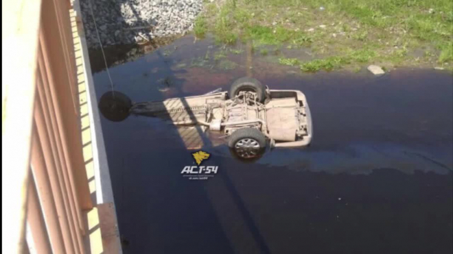 Под Новосибирском автомобиль упал в реку: Погибли трое взрослых и ребенок