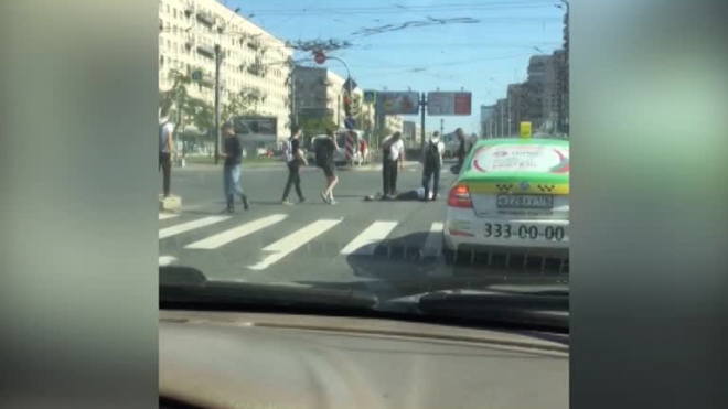 Видео: На перекрестке Ленинского проспекта и Зины Портновой на пешеходном переходе сбили человека