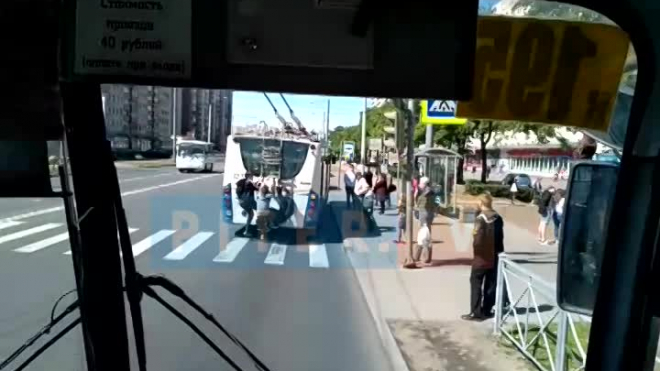 На проспекте Ветеранов подростки-зацеперы бесплатно прокатились на лесенке троллейбуса
