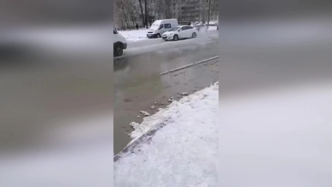 На улице Маршала Захарова второй раз за день забил фонтан из кипятка