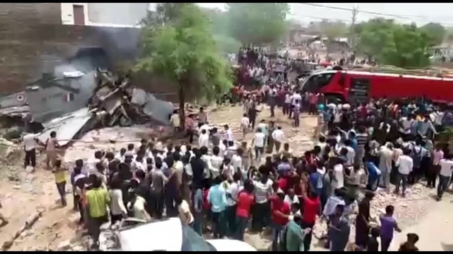 Появилось видео с места падения МиГ-27 на жилые дома в Индии