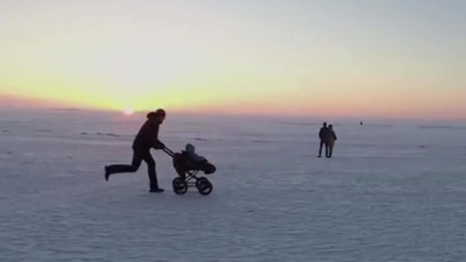 Два человека провалились под лед у парка 300-летия Петербурга