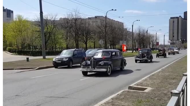 Видео: По Петербургу прошел парад ретромашин