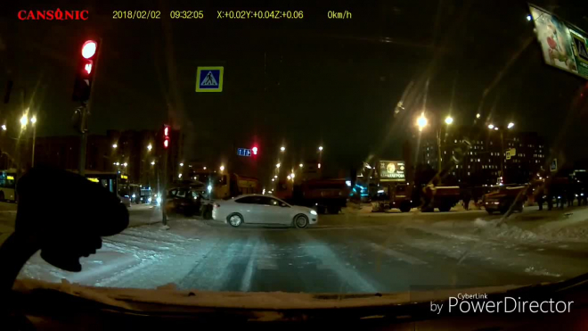 Снегоуборщикам скользко на дорогах: в Петербурге уборочная техника дважды попала в ДТП