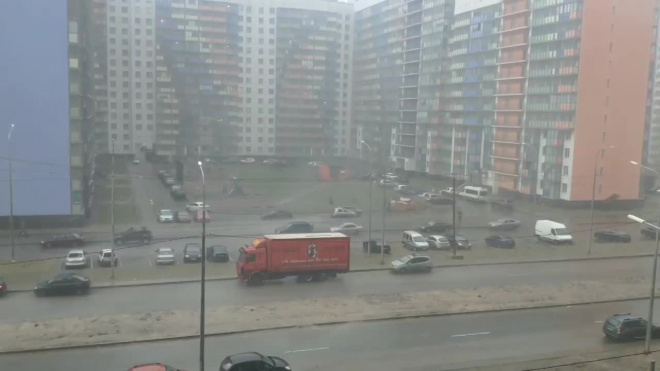 Видео: на Петровском бульваре большегруз сдуло ветром 