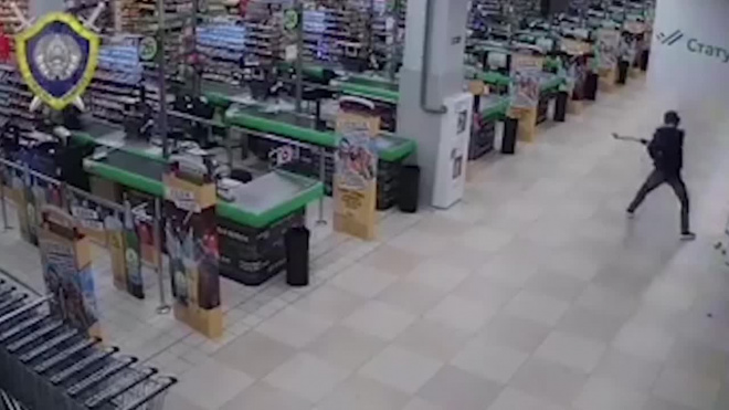 Видео из Бреста: Парень ворвался с топором в супермаркет, разгромил витрины и новенький авто