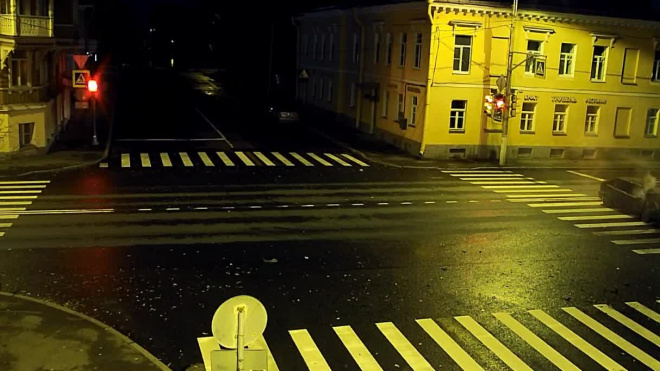 Видео: три человека пострадали в результате ночной аварии в Петергофе