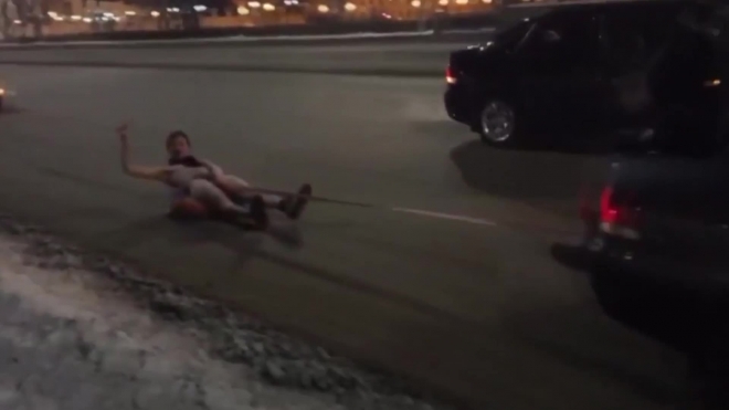Видео из Екатеринбурга: голый парень прокатился на ватрушки по центру города