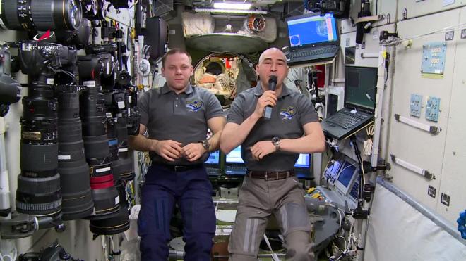 Космонавты на МКС поздравили с Днем России