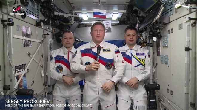 Космонавты с МКС поздравили россиян с Днем государственного флага