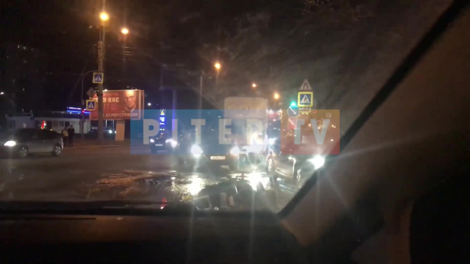Видео: на Гаккелевской улице произошло ДТП с мотоциклом