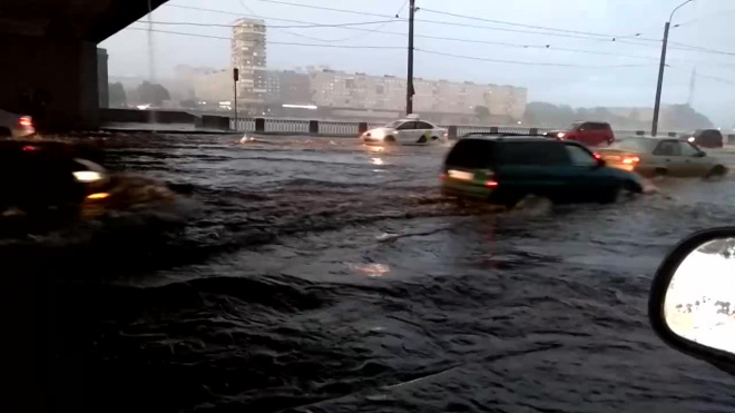 Видео: в Петербурге ливнем затопило шоссе под Володарским мостом