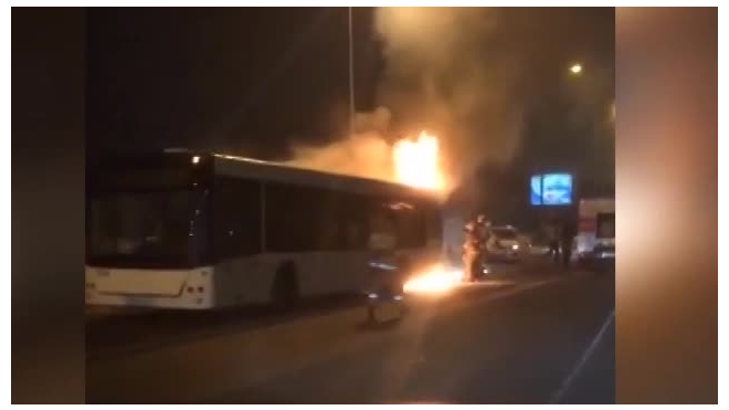 Горящий автобус с людьми в Астане попал на видео