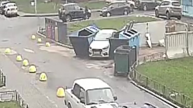 Иномарку заблокировали мусорными контейнерами за глупую парковку