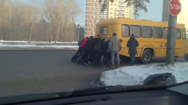Школьникам из Перми пришлось самим толкать свой автобус