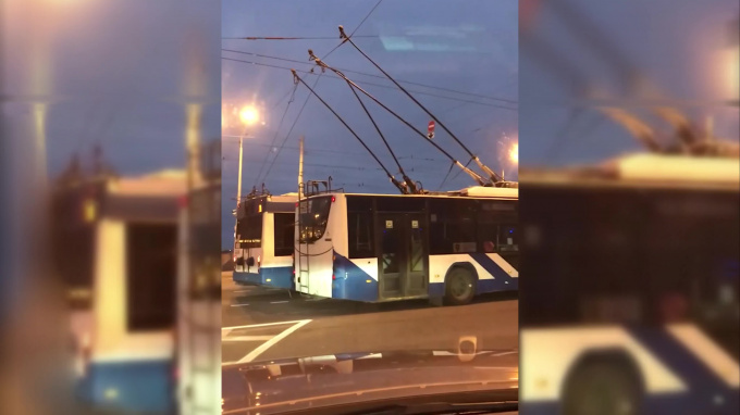 Видео: два троллейбуса сцепились 