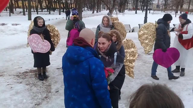 Житель Петербурга сделал предложение руки и сердца в окружении ангелов с золотыми крыльями