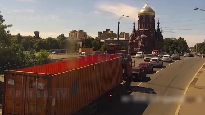 Видео: на Гутуевском мосту произошла авария с фурой