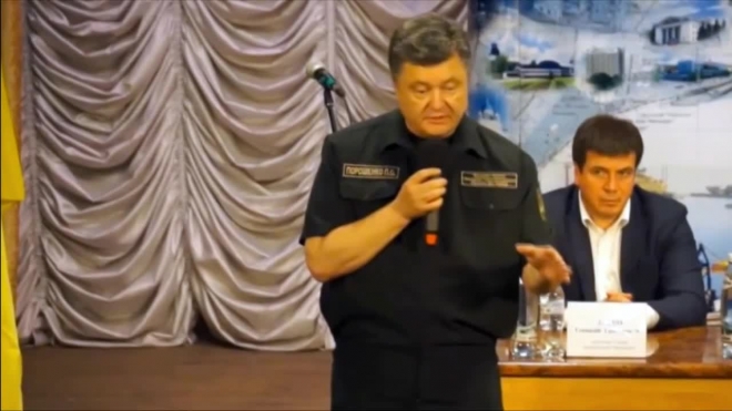 Видео загадочного поведения Петра Порошенко в Мариуполе шокирует интернет-пользователей