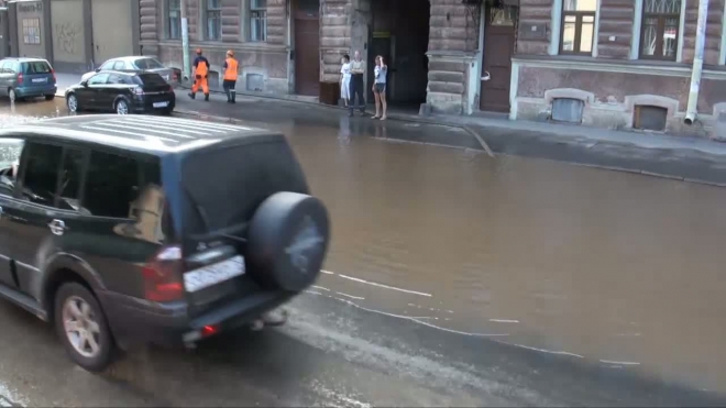 Угол Марата и Звенигородской затопило по колено
