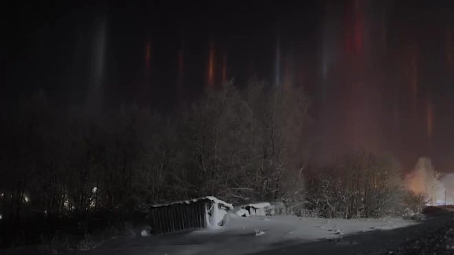 Видео: в деревне Лесколово заметили световые столбы