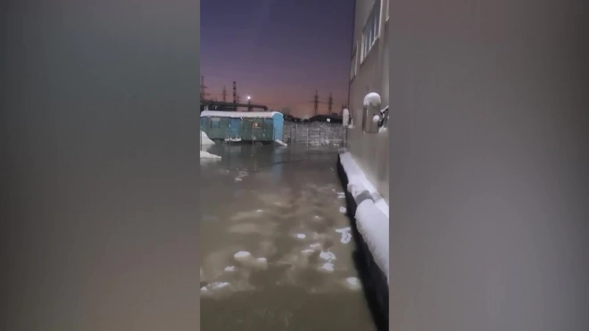 Очевидец: в Уткиной Заводи затопило улицу и территорию завода