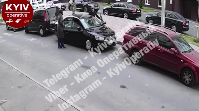 Под Киевом неизвестный в камуфляже открыл стрельбу по людям