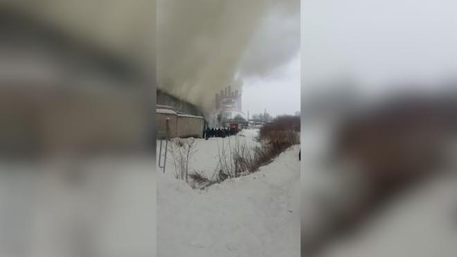 Площадь пожара на складе автозапчастей в Красноярске выросла до 3,5 тыс. кв. м