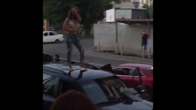 Видео: пьяная тюменка станцевала на крыше автомобиля 