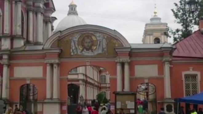 Паломники стоят в очереди к мощам Николая Чудотворца по пять часов
