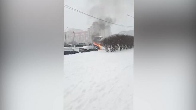 Трактор засыпал снегом горящий автомобиль каршеринга в Приморском районе города