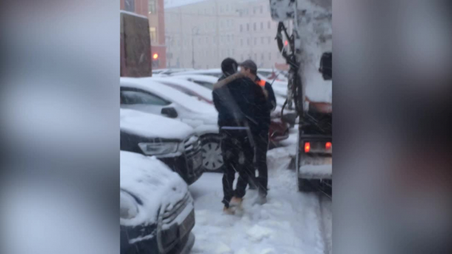 На Смольном проспекте водители подрались из-за аварии со снегоуборочной техникой