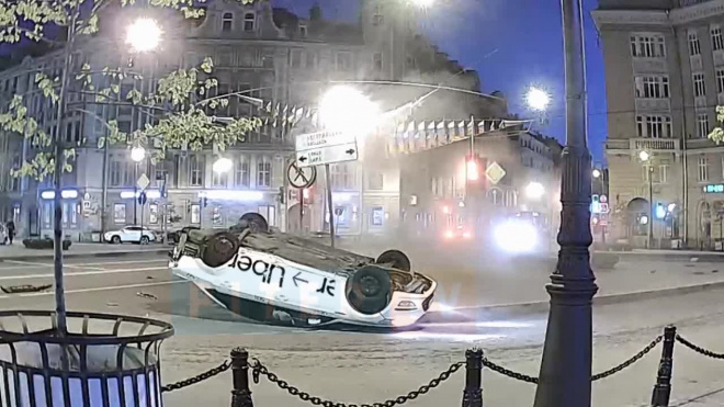 На Австрийской площади после удара Mercedes перевернулся Uber