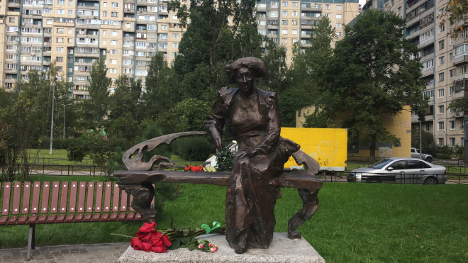 В Театральном сквере появился памятник Фаине Раневской