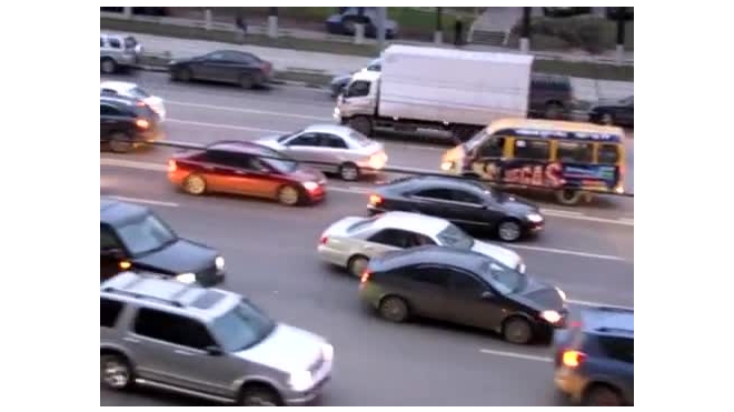 Видео с места ДТП в Москве, где столкнулись 12 иномарок