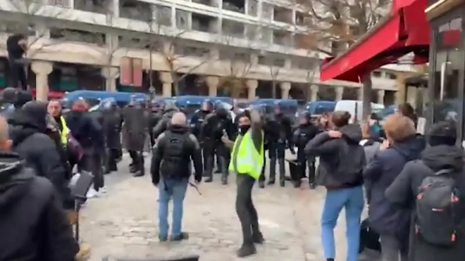 В Париже несколько человек пострадали во время акции "желтых жилетов"