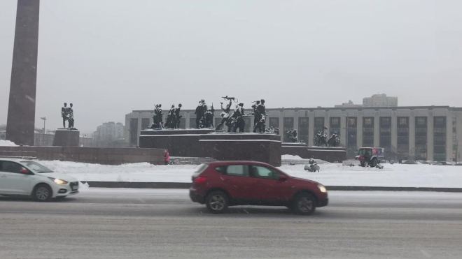 Снег в Петербурге расчищают 120 погрузчиков и 150 самосвалов